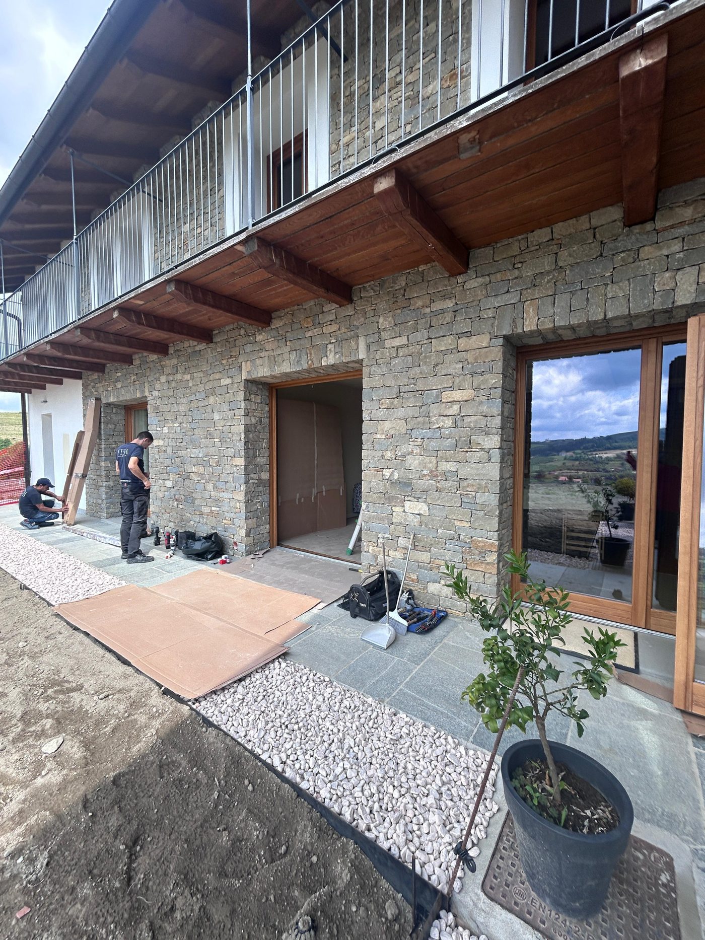 La squadra Fida al lavoro sulle aperture di una casa in pietra