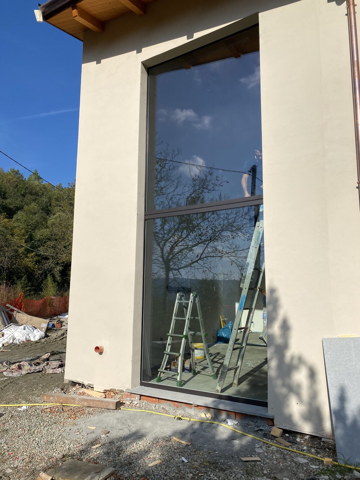 Serramento a tutta altezza appena montato su una casa in costruzione