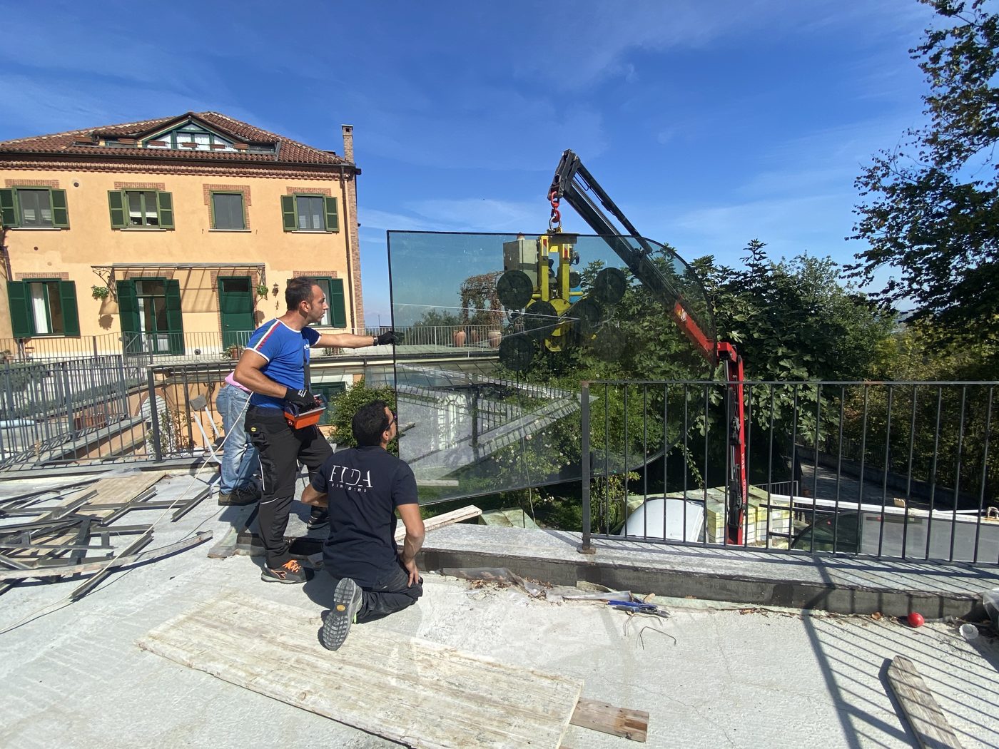 Una lastra curva viene posata con la gru mentre la squadra Fida la guida in sede